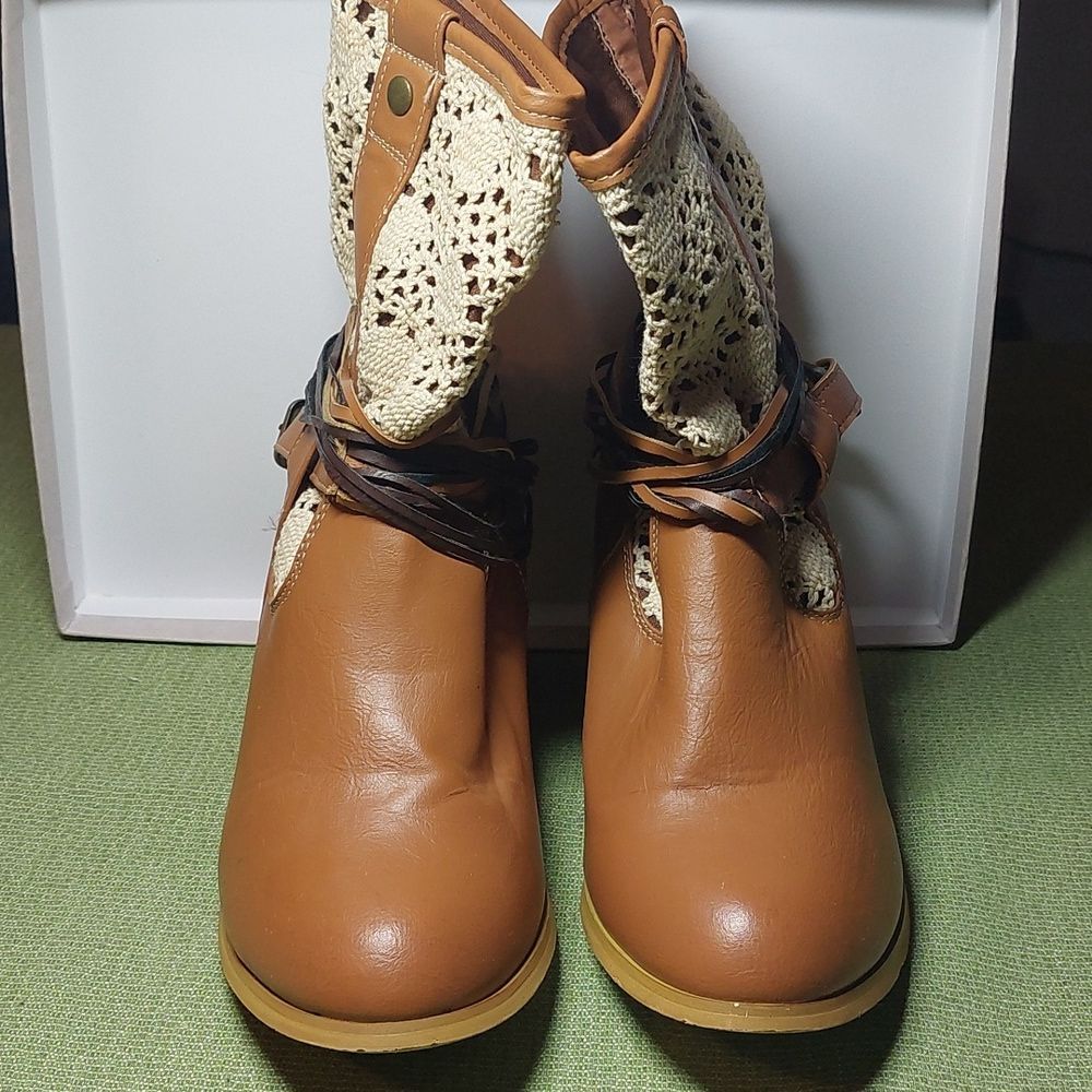 FRANCESCA'S BRN/CROCHETED ANKLE BOOTS 8
